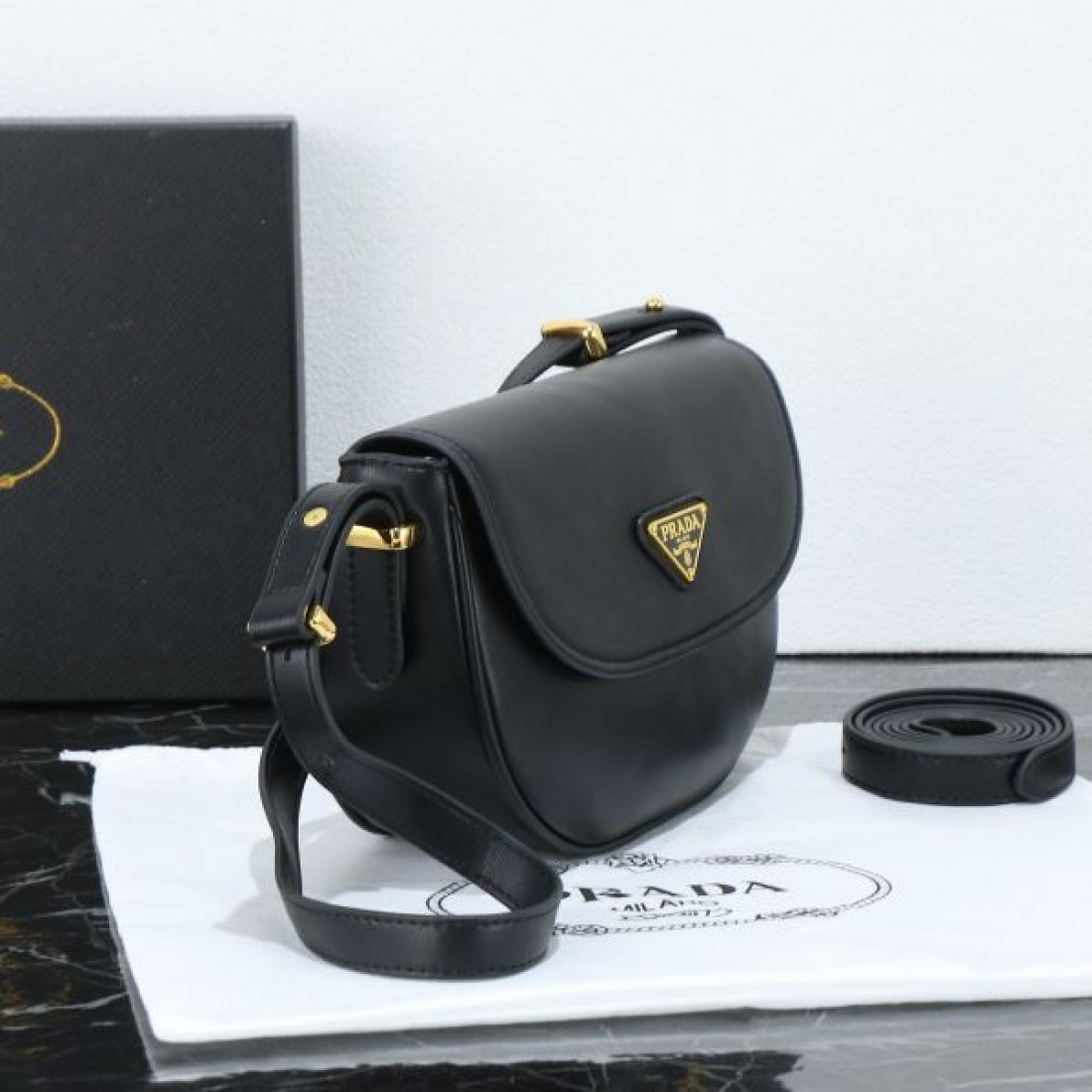  PRADA プラダ コピー ショルダーバッグ モダンで華麗なデザイン