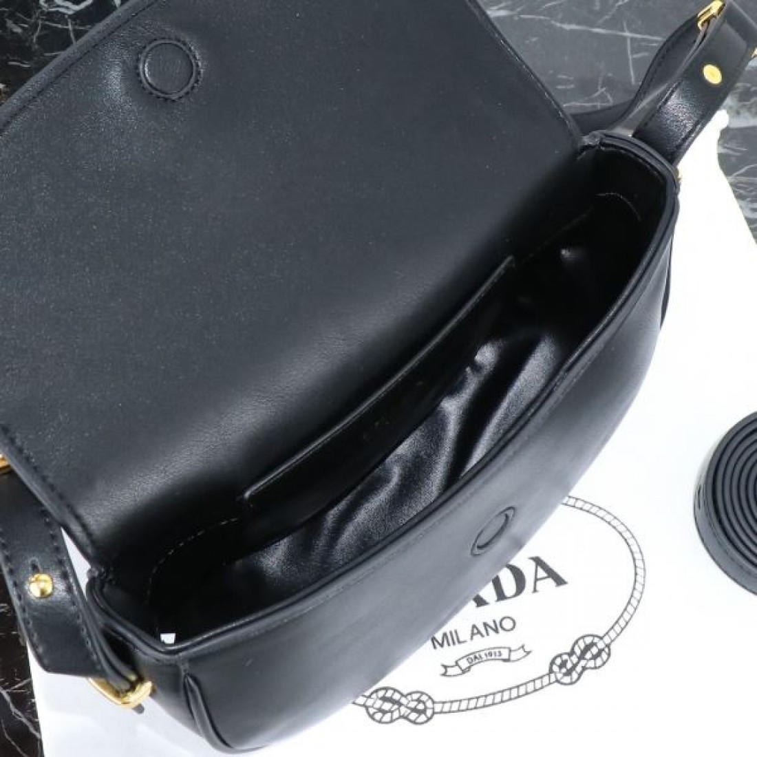  PRADA プラダ コピー ショルダーバッグ モダンで華麗なデザイン