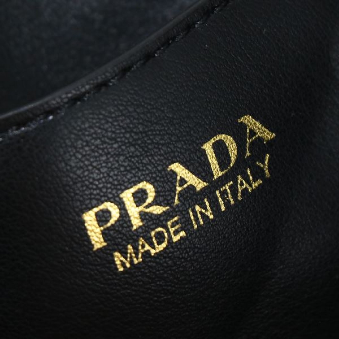  PRADA プラダ コピー ショルダーバッグ モダンで華麗なデザイン