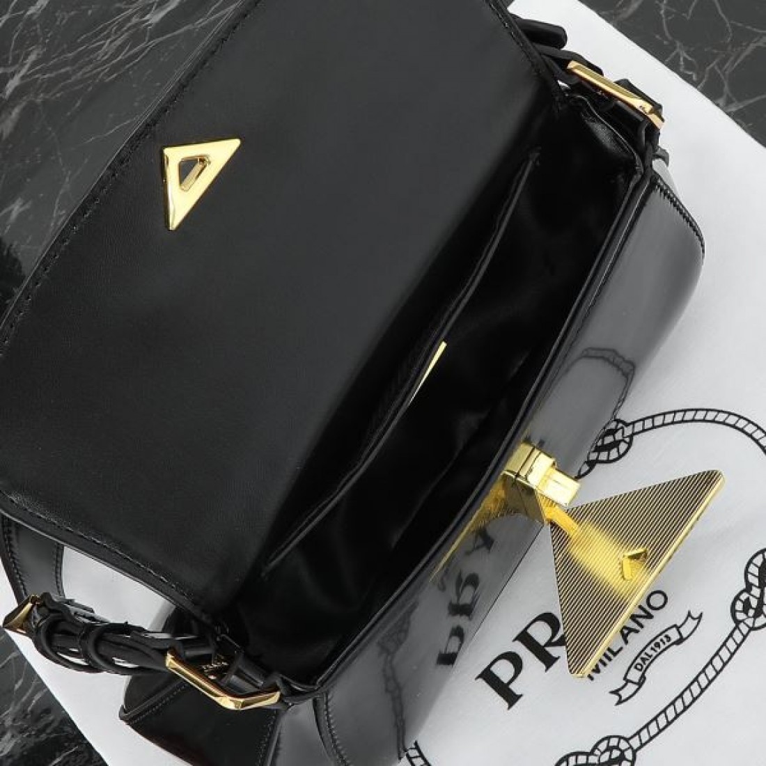 プラダ コピー ショルダーバッグ PRADA 上品で存在感のある