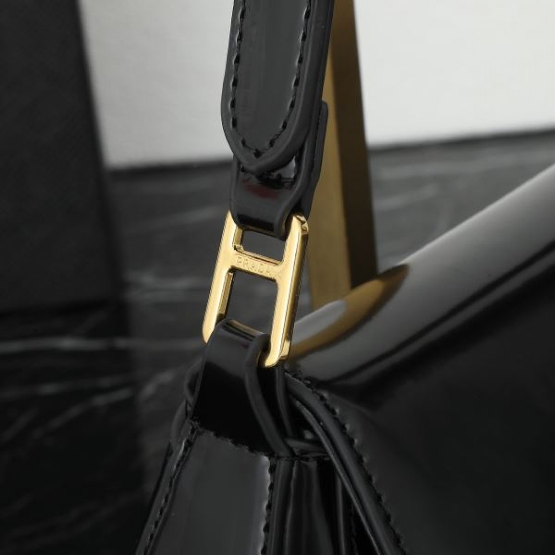 プラダ コピー ショルダーバッグ PRADA 上品で存在感のある