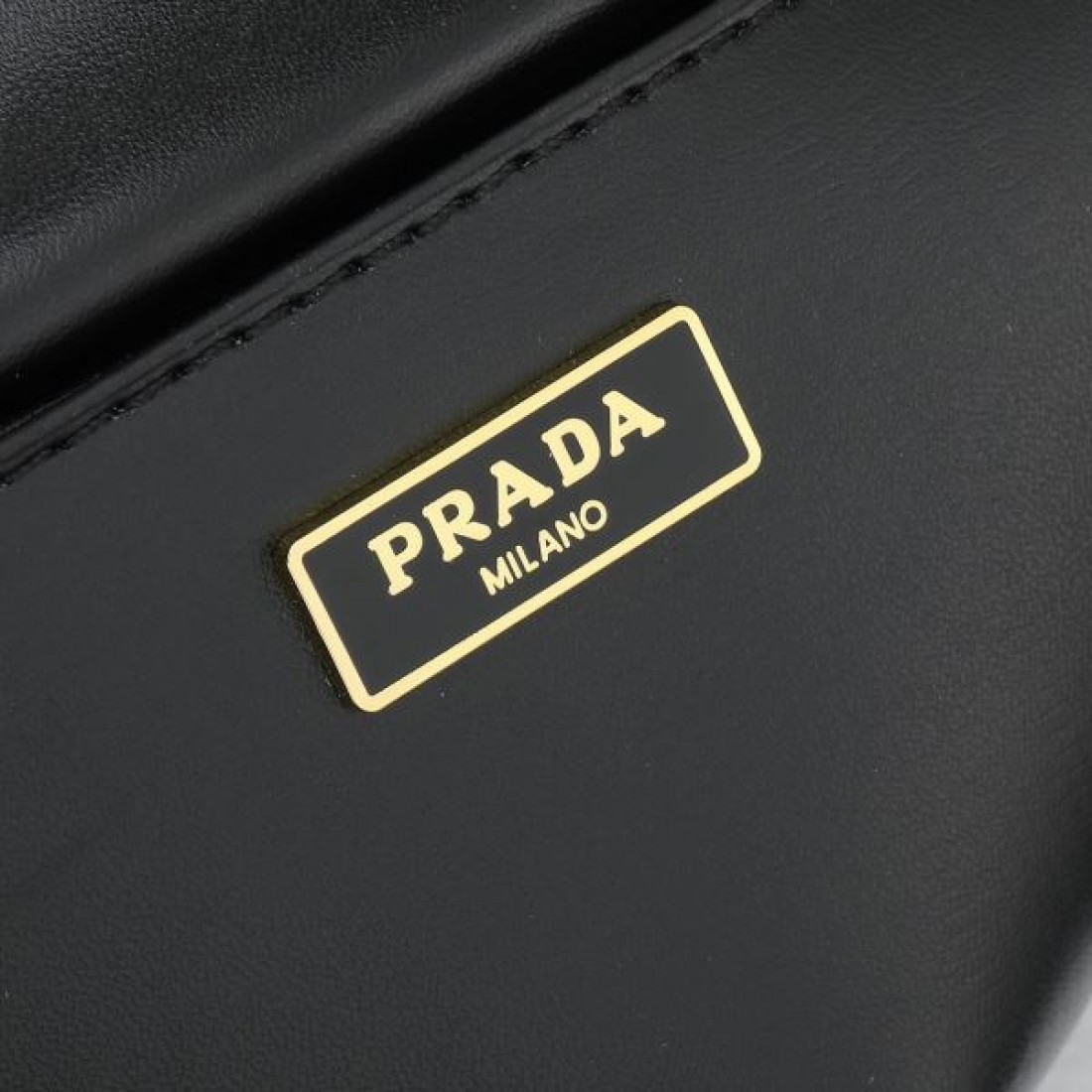 プラダ コピー ショルダーバッグ PRADA 上品で存在感のある