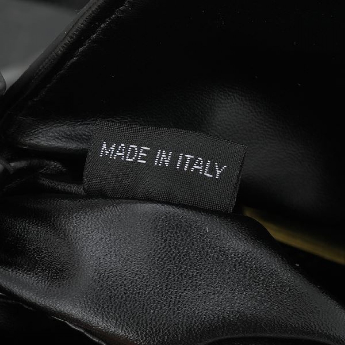 プラダ コピー ショルダーバッグ PRADA 上品で存在感のある