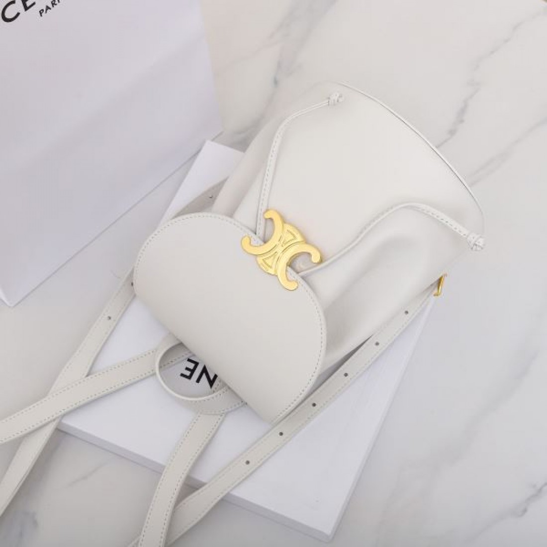  魅惑的な CELINE セリーヌ コピー バックパック シックな印象