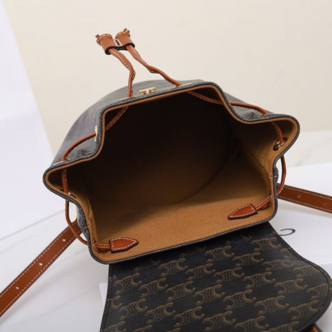 CELINE セリーヌ コピー バックパック エレガントで洗練された
