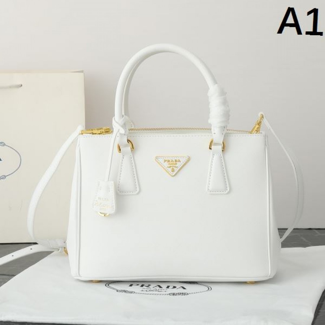高級感ただよう PRADA プラダ コピー トートバッグ 洗練された雰囲気