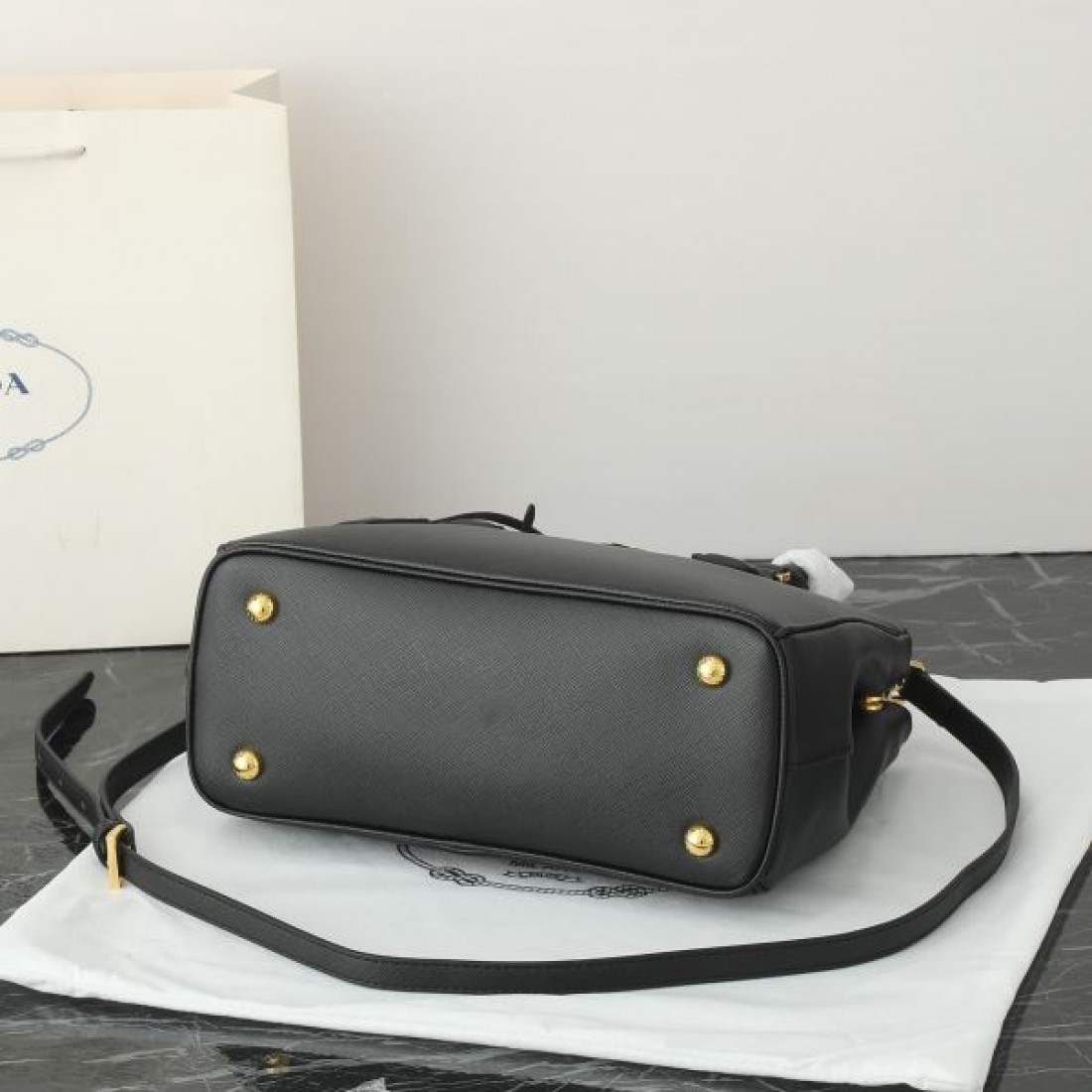 高級感ただよう PRADA プラダ コピー トートバッグ 洗練された雰囲気