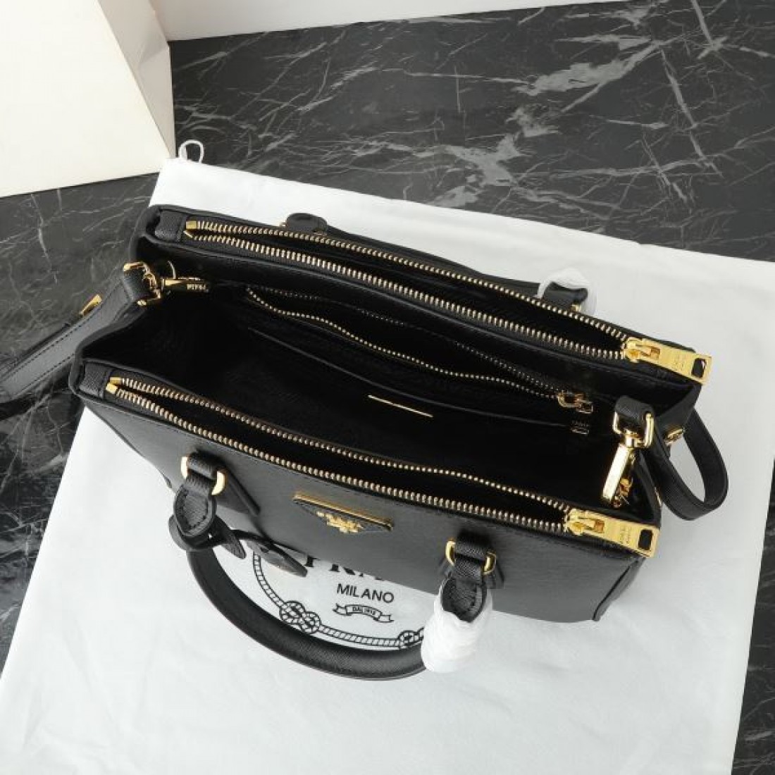 高級感ただよう PRADA プラダ コピー トートバッグ 洗練された雰囲気