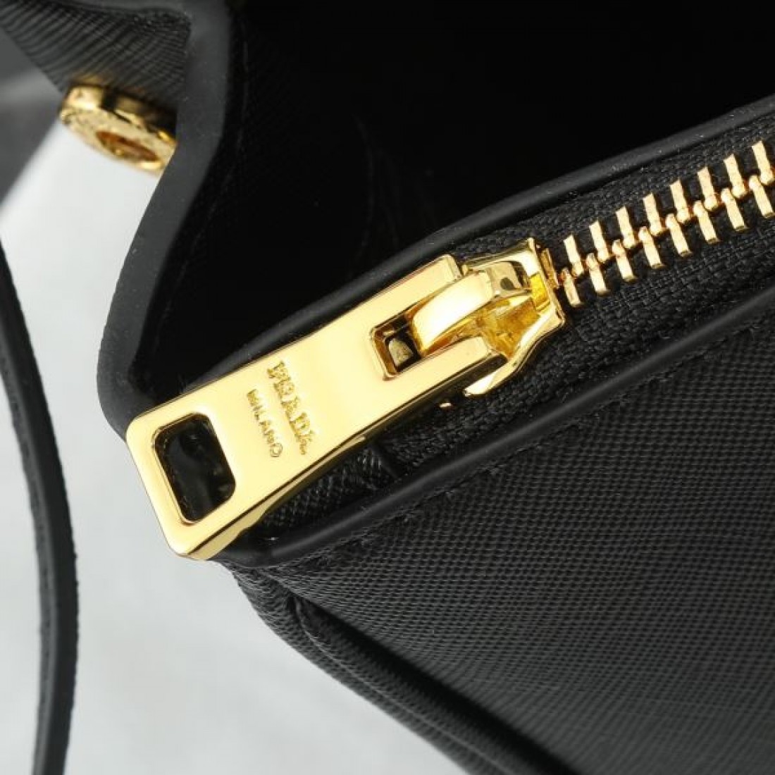 高級感ただよう PRADA プラダ コピー トートバッグ 洗練された雰囲気