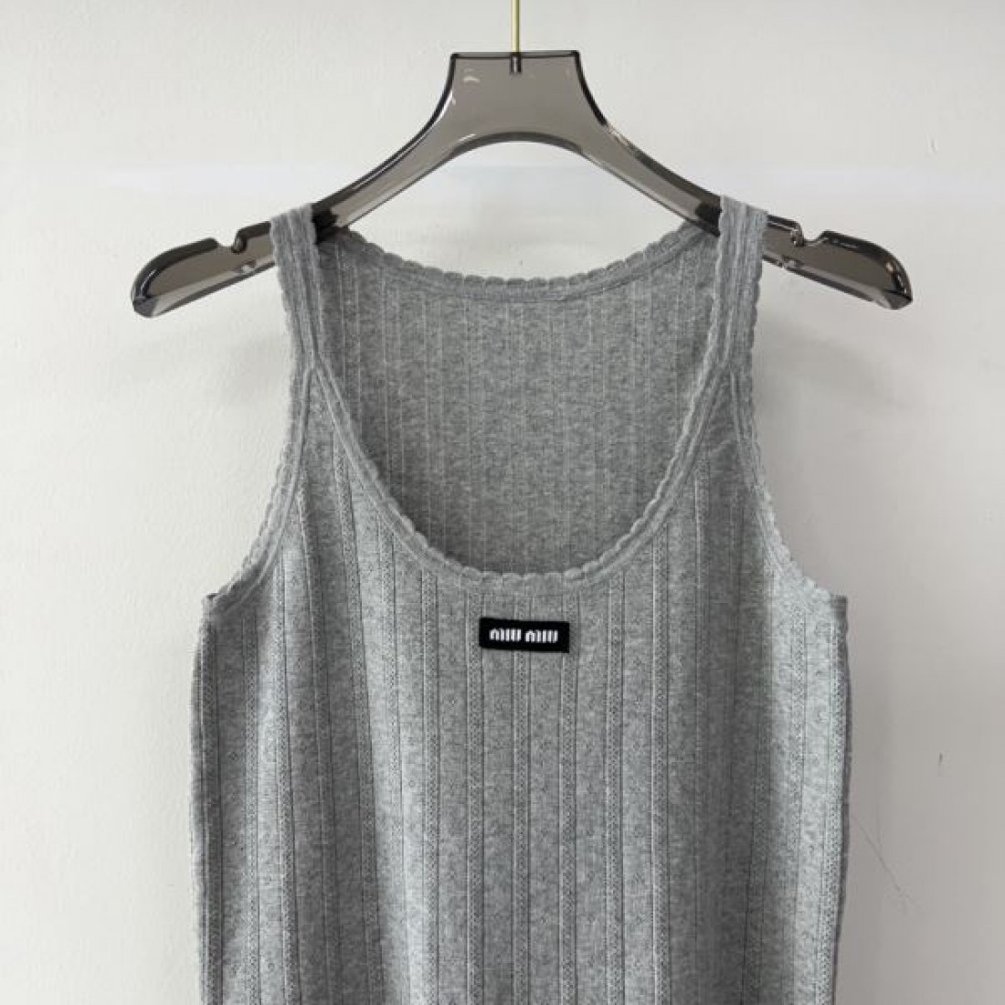 個性的でスタイリッシュな ミュウミュウ コピー 半袖 MIU MIU 今季注目の一枚