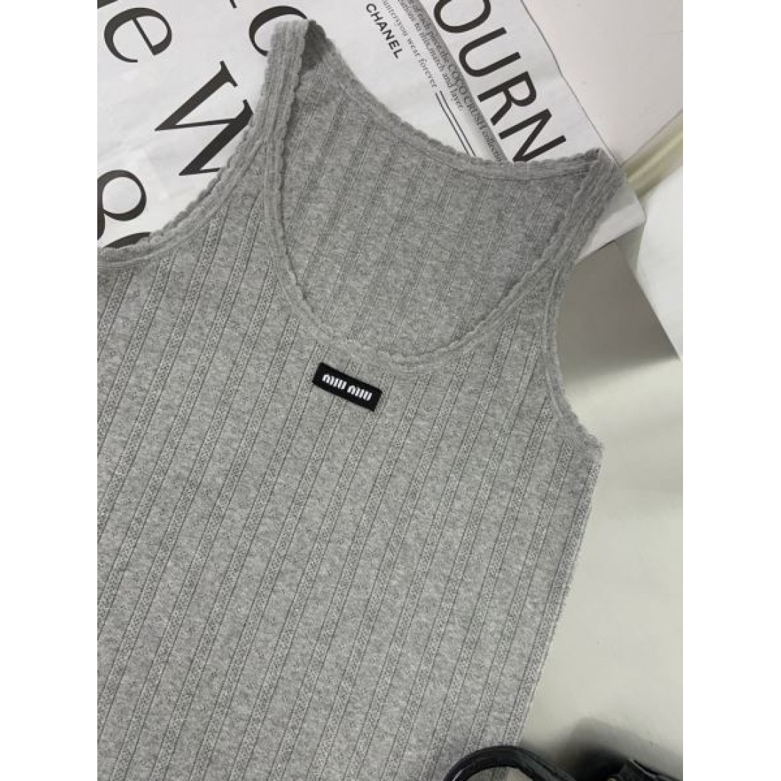 個性的でスタイリッシュな ミュウミュウ コピー 半袖 MIU MIU 今季注目の一枚