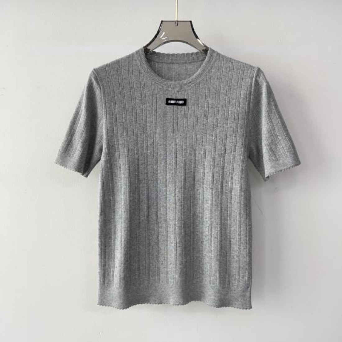 MIU MIU ミュウミュウ コピー 半袖 上品でモダンなデザインが魅力