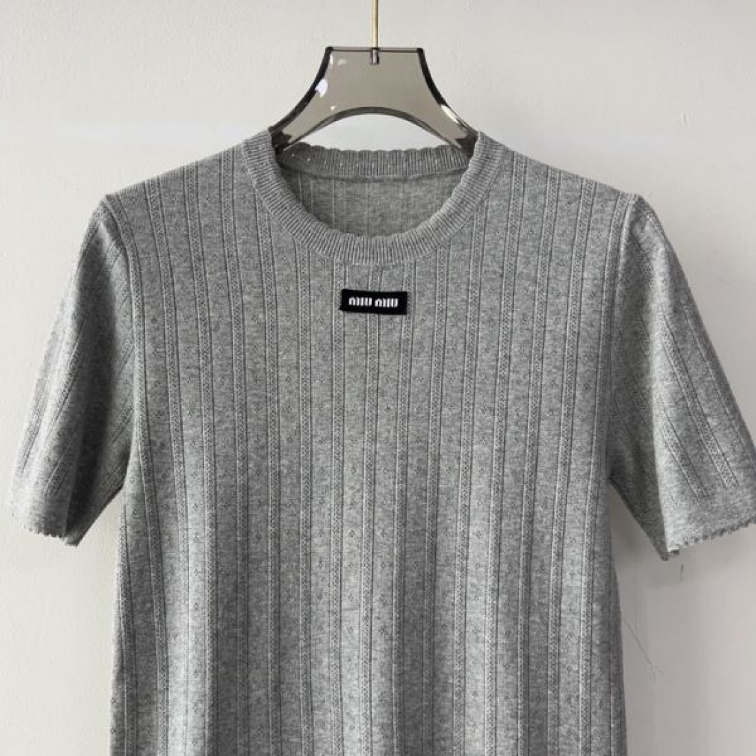 MIU MIU ミュウミュウ コピー 半袖 上品でモダンなデザインが魅力