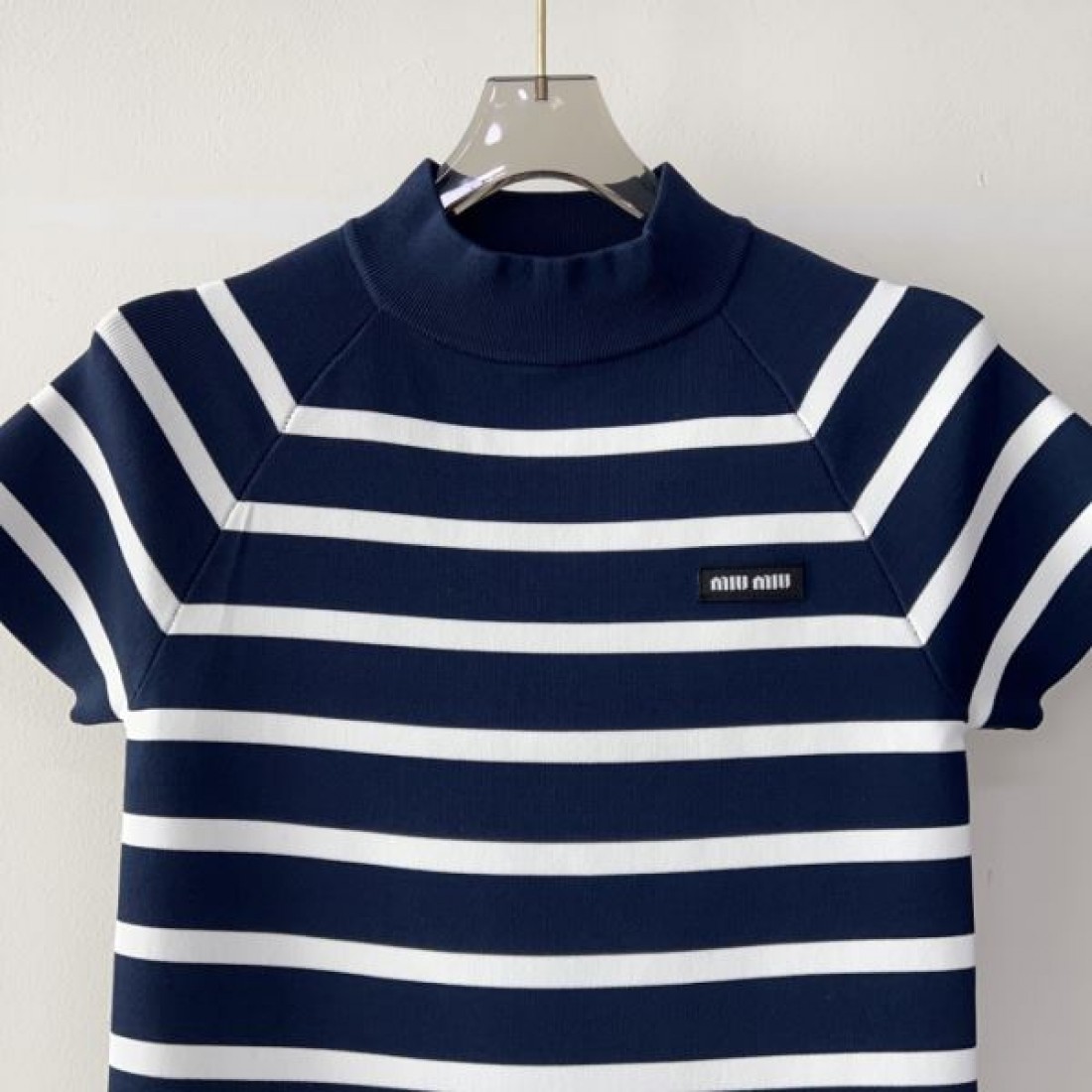 トレンド感ただよう ミュウミュウ コピー 半袖 MIU MIU 大人可愛い印象に
