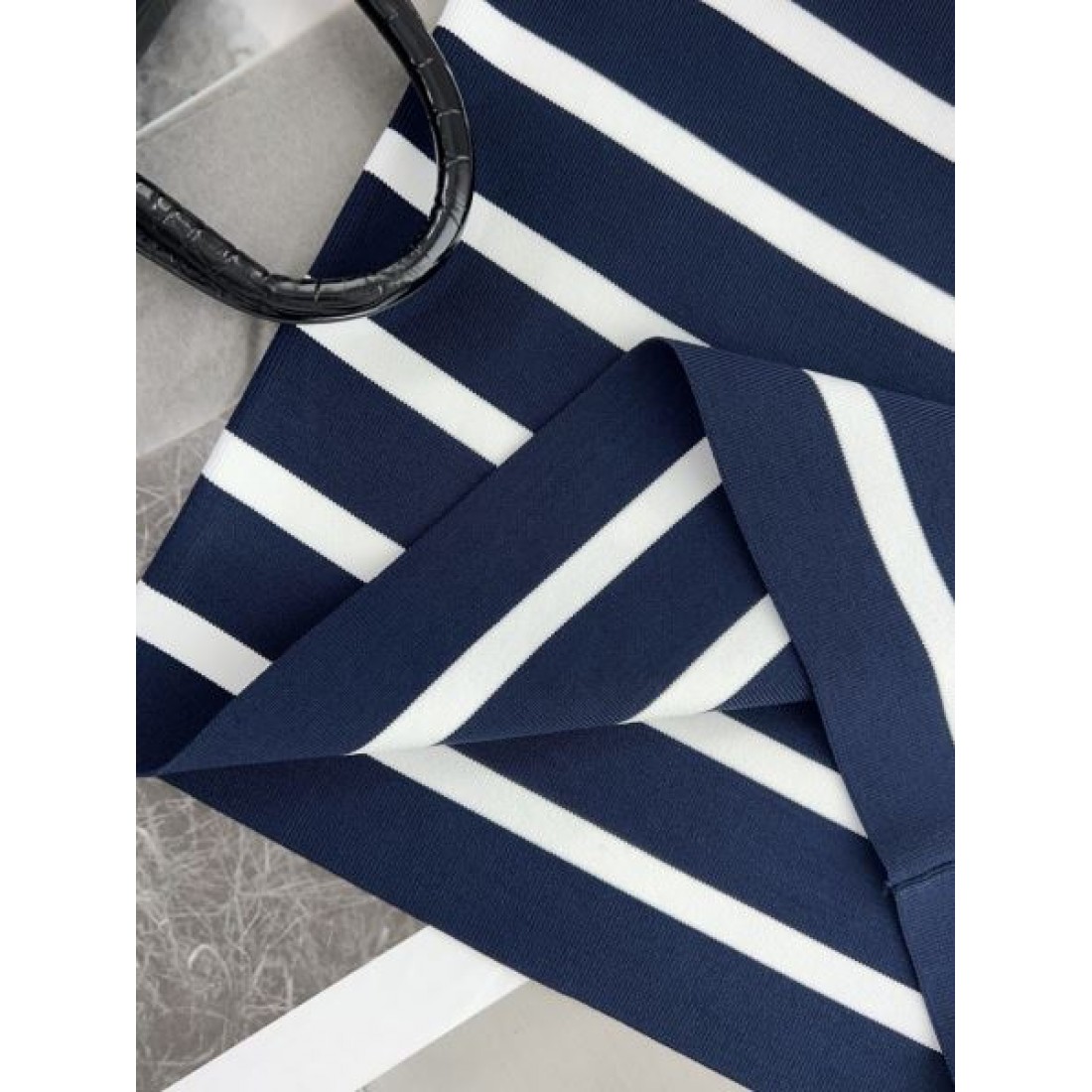 トレンド感ただよう ミュウミュウ コピー 半袖 MIU MIU 大人可愛い印象に