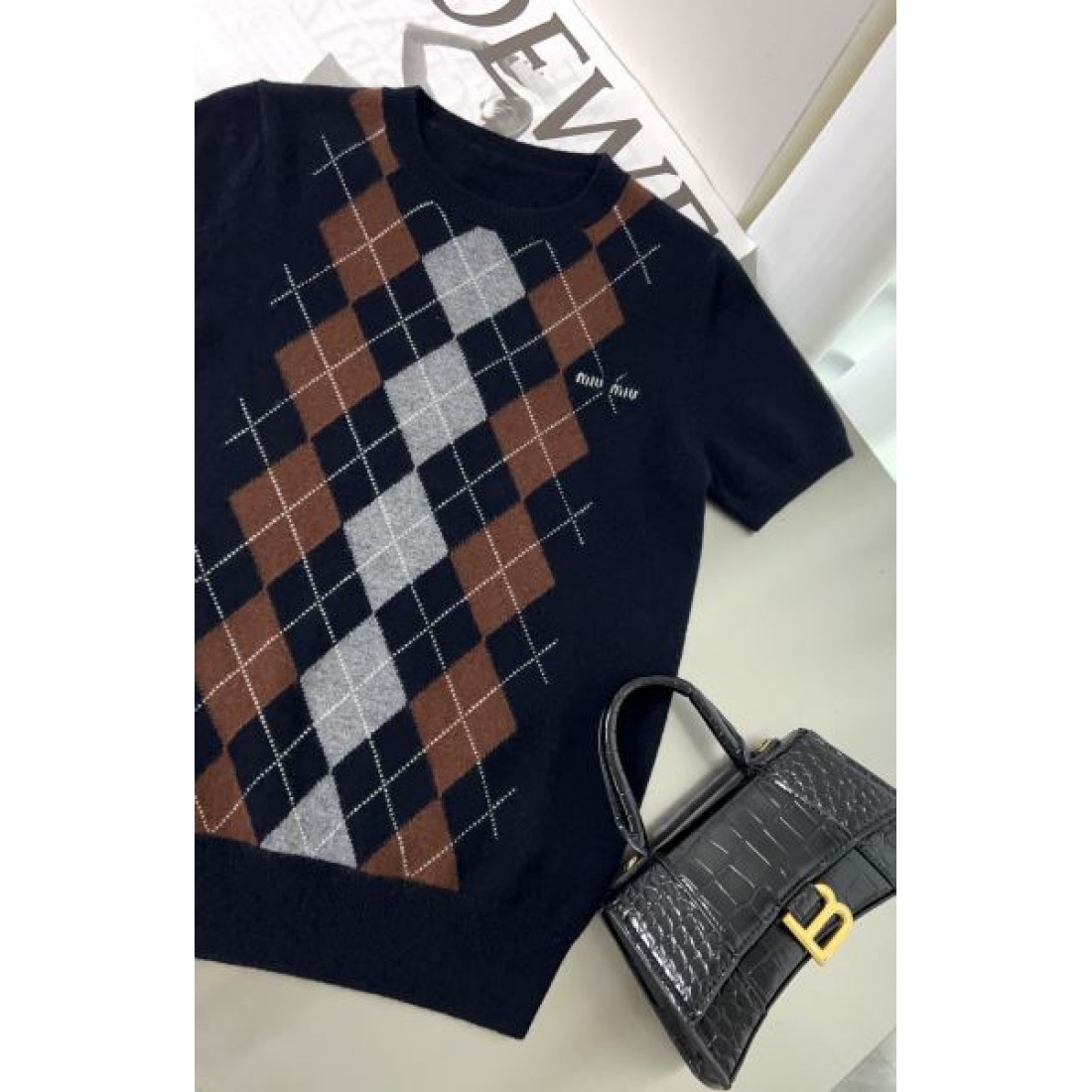  フェミニンで愛らしい MIU MIU ミュウミュウ コピー 半袖 華やかな雰囲気