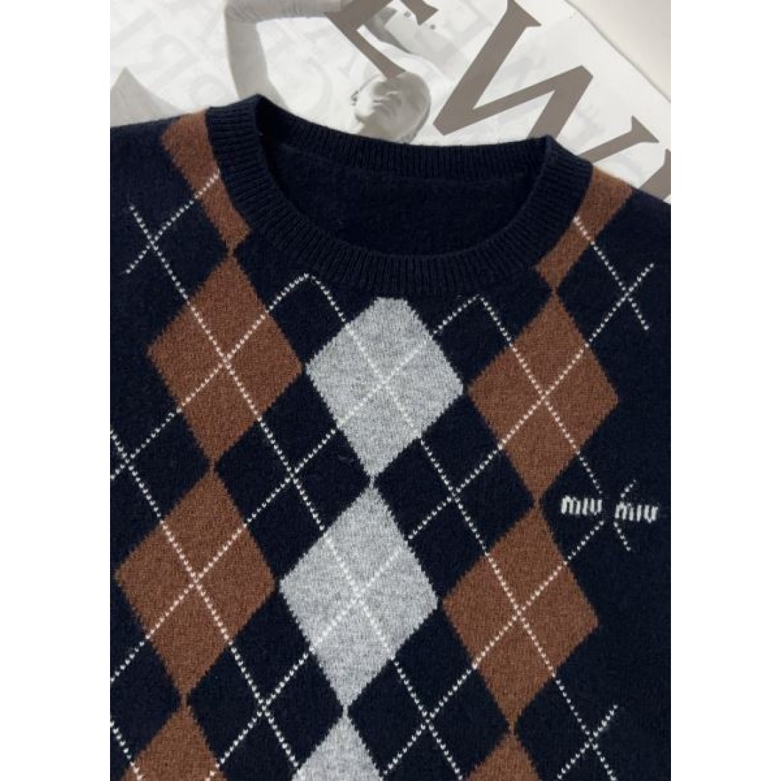  フェミニンで愛らしい MIU MIU ミュウミュウ コピー 半袖 華やかな雰囲気