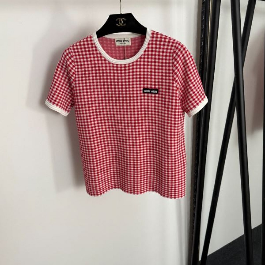  MIU MIU ミュウミュウ スーパーコピー 半袖 モダンでフェミニンなスタイル