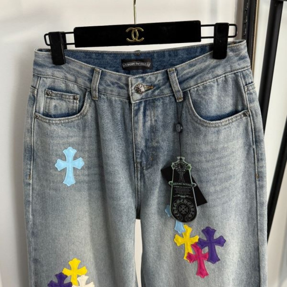 存在感抜群の CHROME HEARTS クロムハーツ コピー ジーンズ でワイルドに