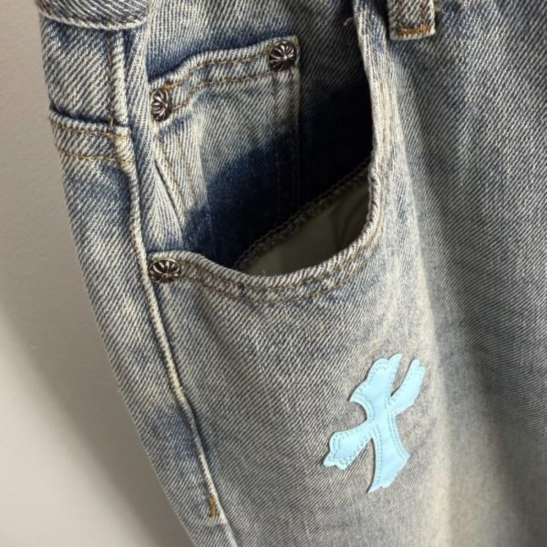 存在感抜群の CHROME HEARTS クロムハーツ コピー ジーンズ でワイルドに