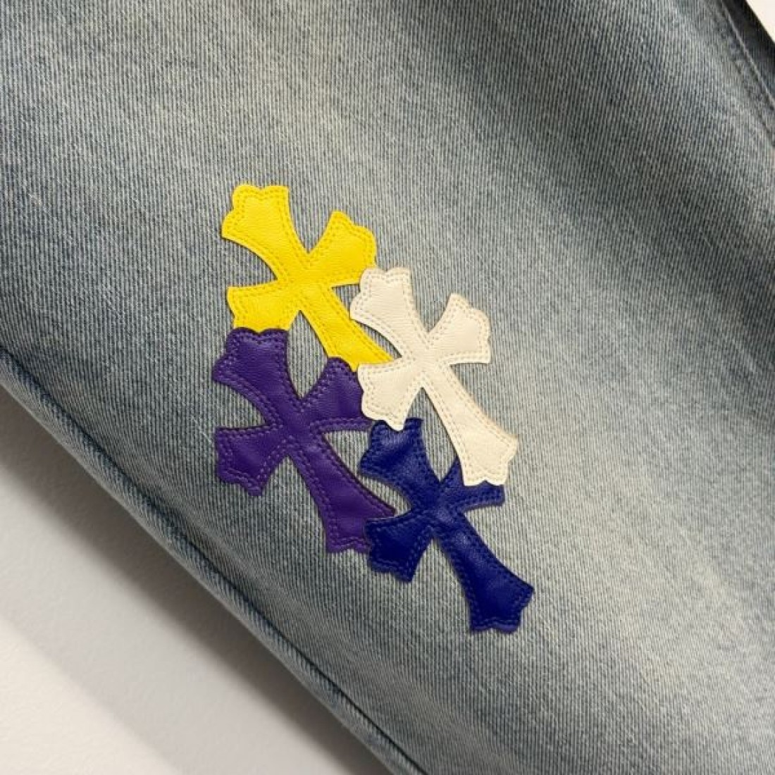 存在感抜群の CHROME HEARTS クロムハーツ コピー ジーンズ でワイルドに