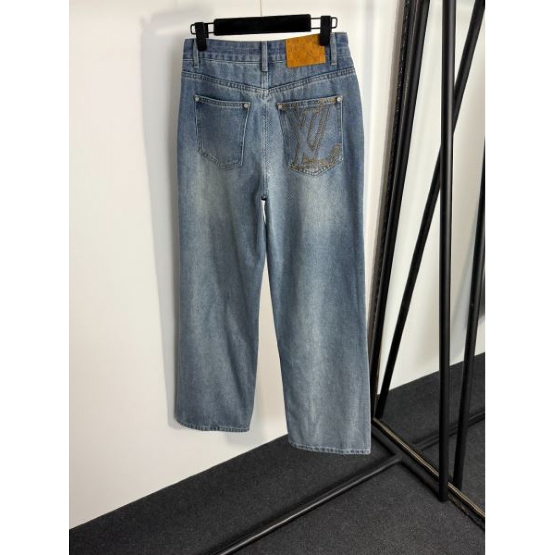 人気の ルイヴィトン コピー ジーンズ LOUIS VUITTON 魅惑的で個性的なシルエット