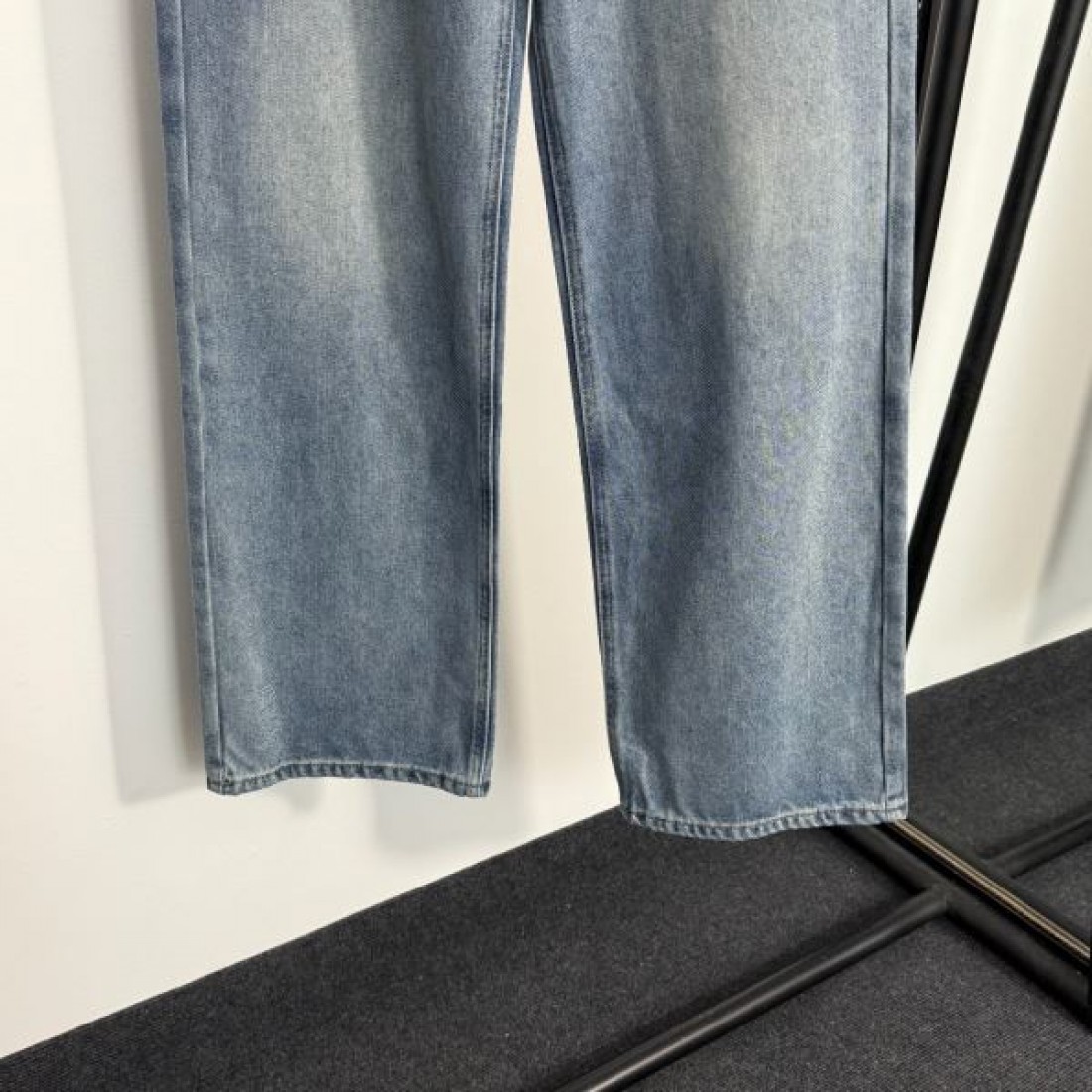 人気の ルイヴィトン コピー ジーンズ LOUIS VUITTON 魅惑的で個性的なシルエット