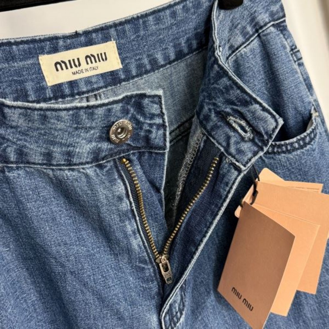 カジュアルでモダンな ミュウミュウ コピー ジーンズ MIU MIU でおしゃれに
