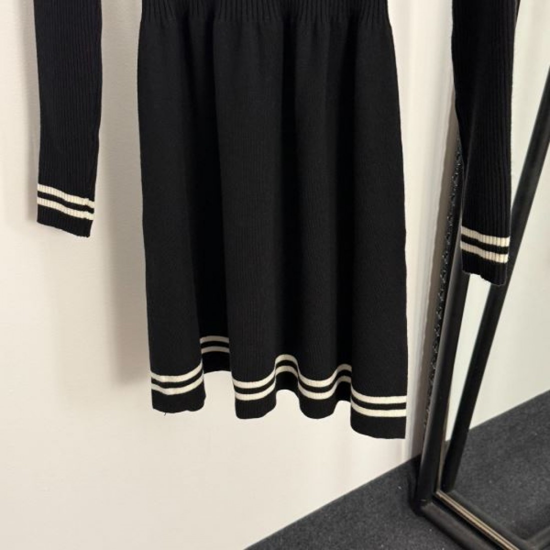 魅力的で女性らしい MIU MIU ミュウミュウ コピー ワンピース 華やかな印象