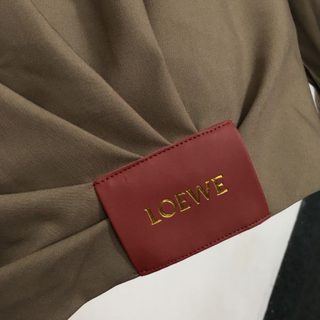 洗練された大人の魅力を演出する LOEWE ロエベ コピー アウター 高品質な仕上がり