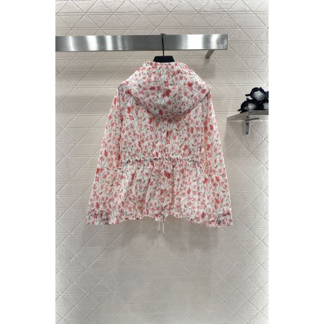 人気急上昇の LOEWE ロエベ コピー アウター 上品でモダンな雰囲気に