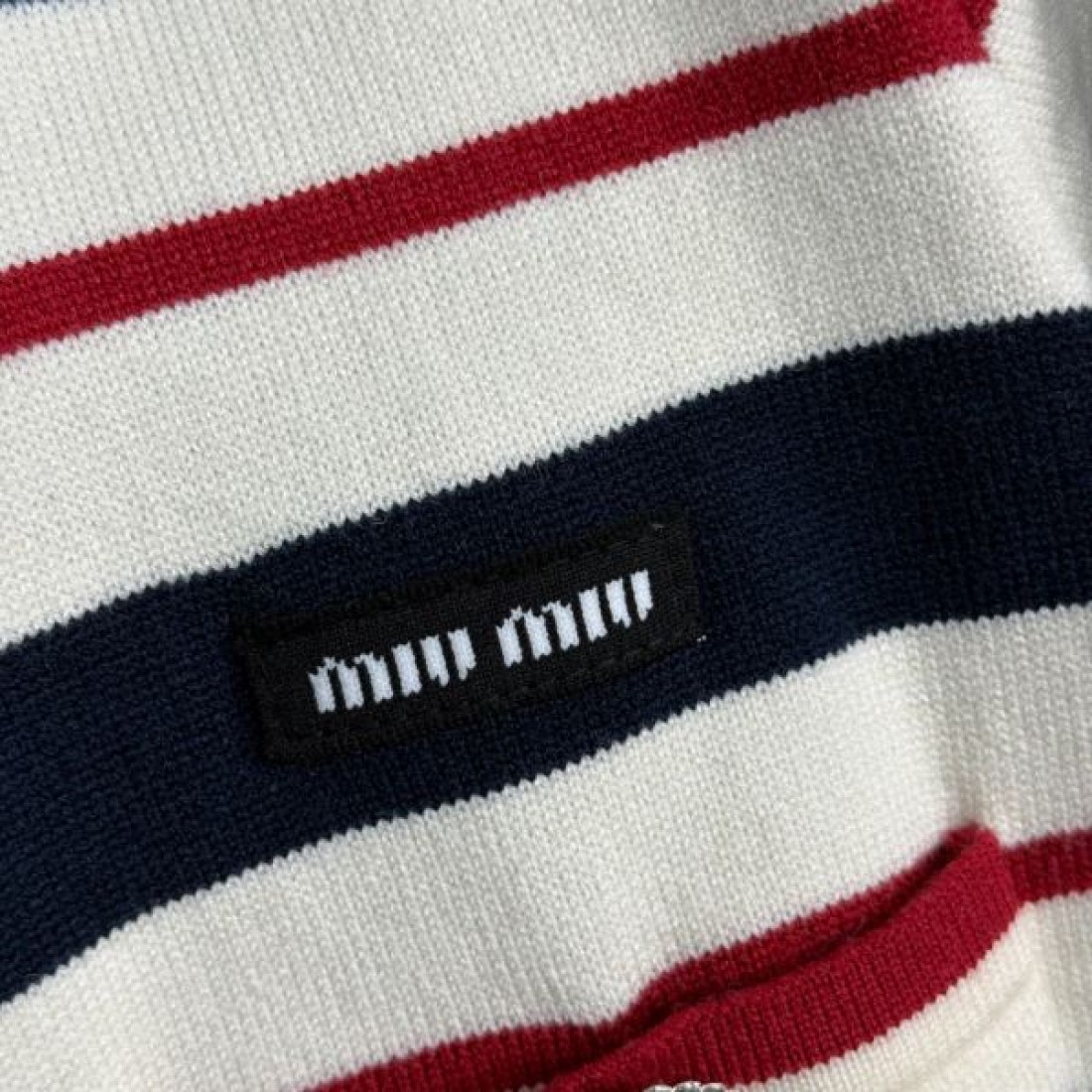 MIU MIU ミュウミュウ コピー ニットカーディガン 洗練されたデザインで注目の 
