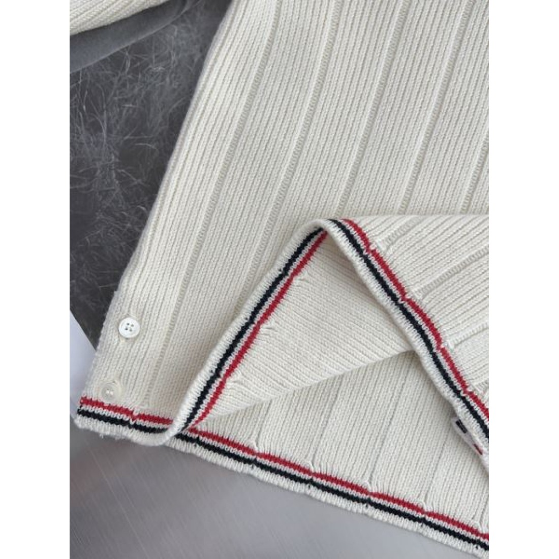 THOM BROWNE トムブラウン コピー 長袖トップス 上品でモードな スタイリングに