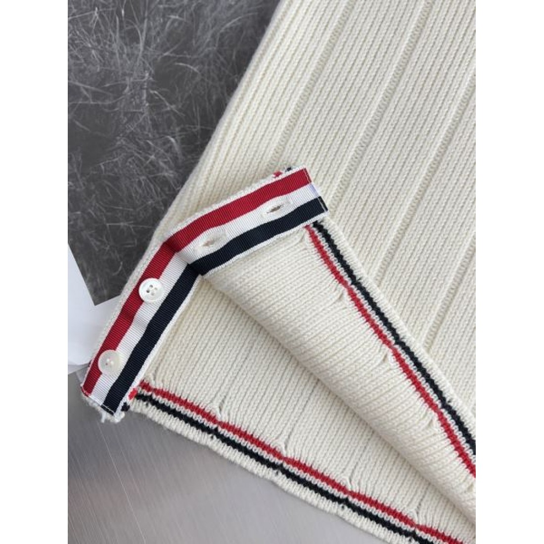 THOM BROWNE トムブラウン コピー 長袖トップス 上品でモードな スタイリングに