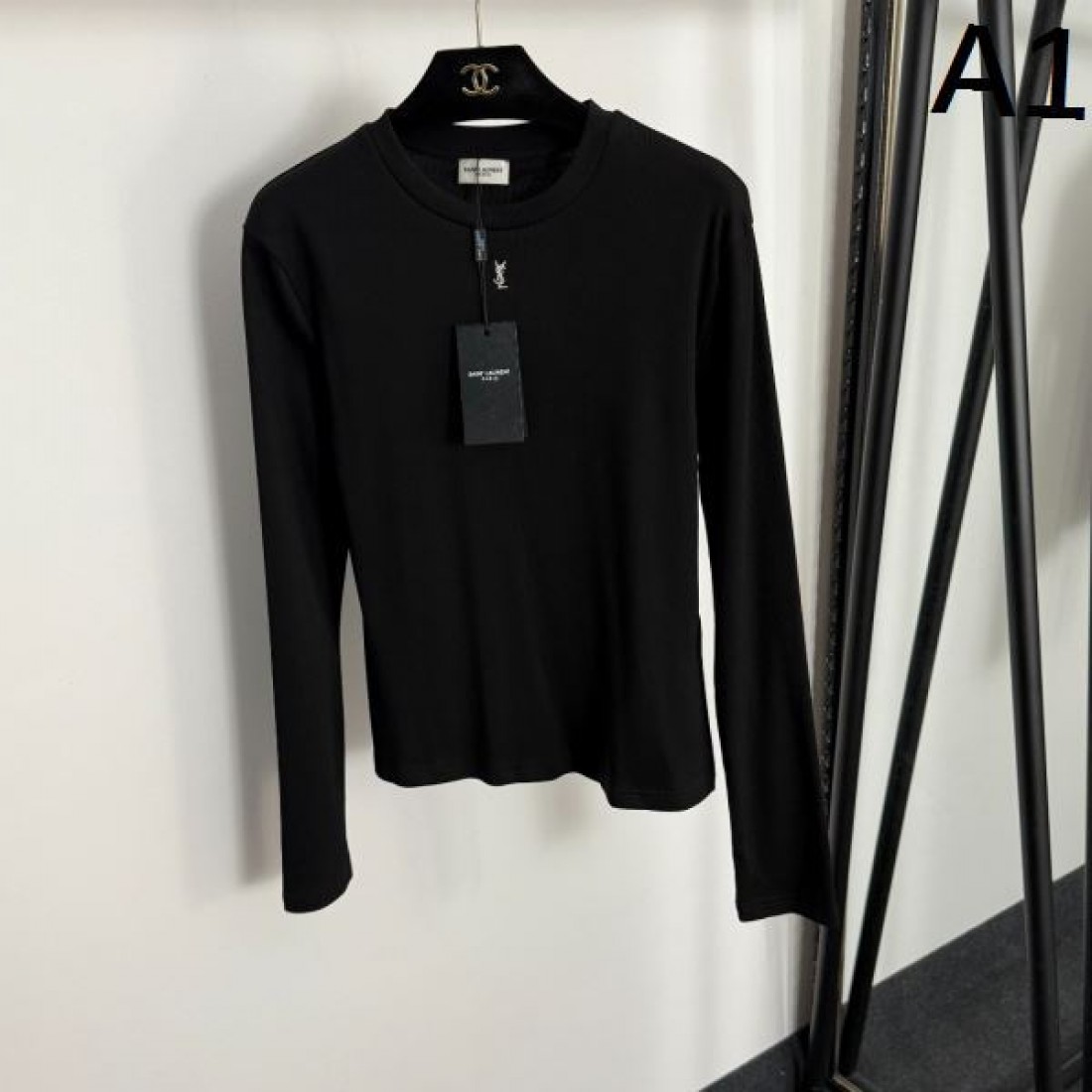 柔らかくラグジュアリーな 着心地の YSL イヴサンローラン コピー 長袖Tシャツ トレンド