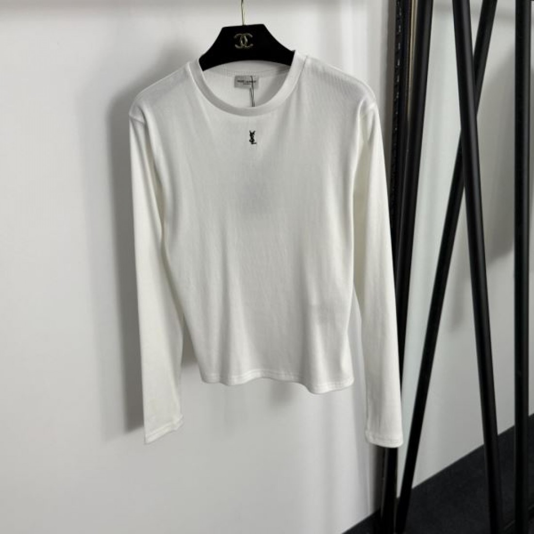 柔らかくラグジュアリーな 着心地の YSL イヴサンローラン コピー 長袖Tシャツ トレンド