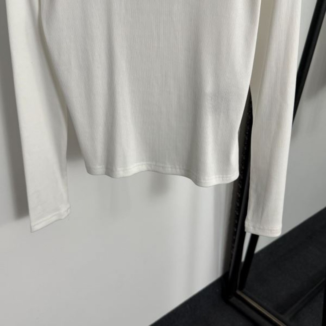 柔らかくラグジュアリーな 着心地の YSL イヴサンローラン コピー 長袖Tシャツ トレンド