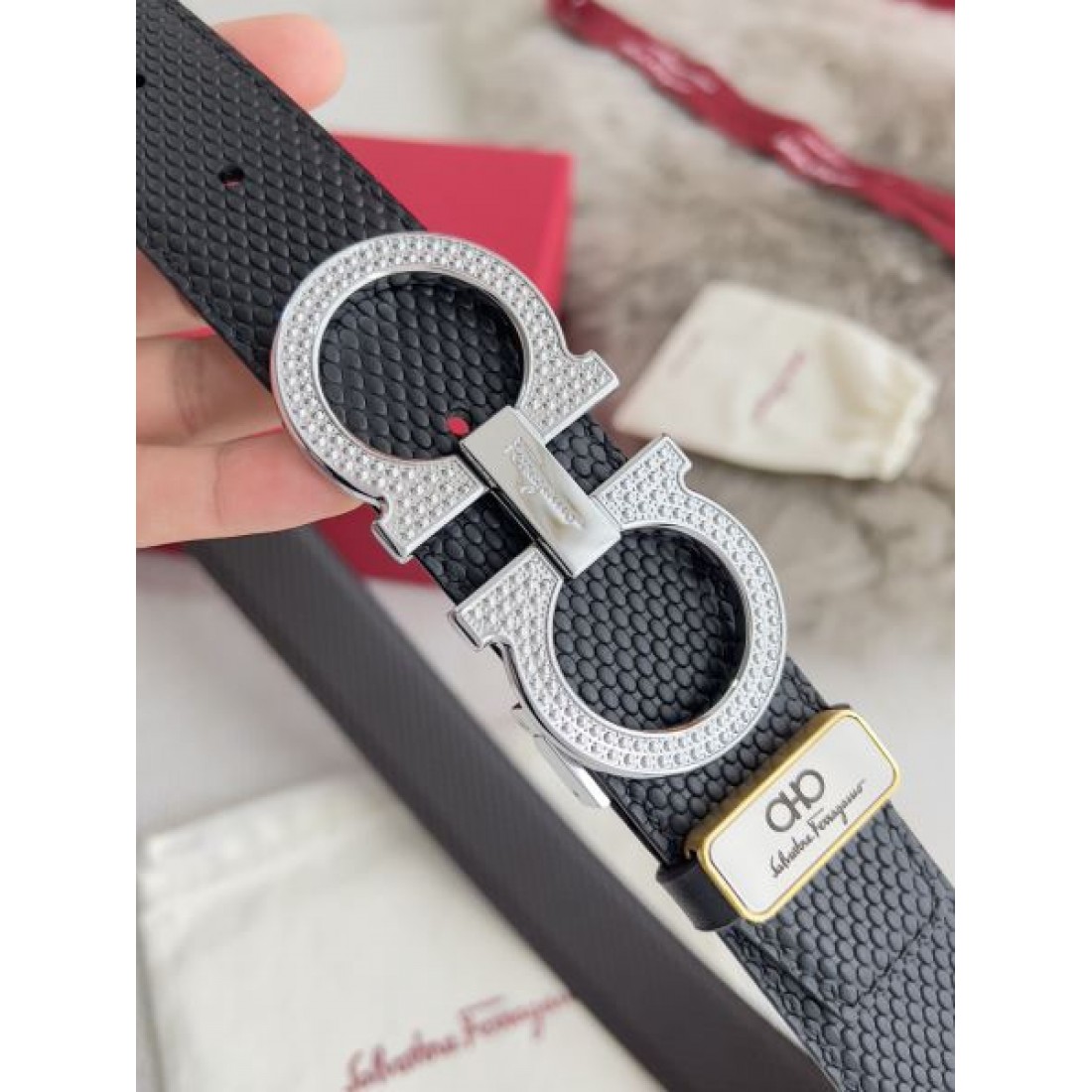 人気急上昇の FERRAGAMO フェラガモ コピー ベルト 贅沢で個性的なデザイン