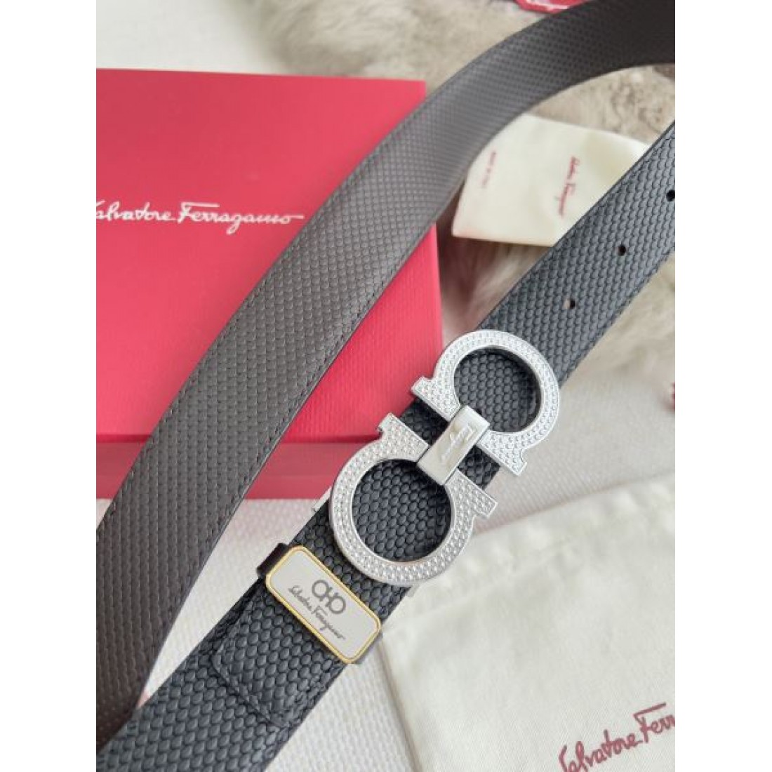 人気急上昇の FERRAGAMO フェラガモ コピー ベルト 贅沢で個性的なデザイン