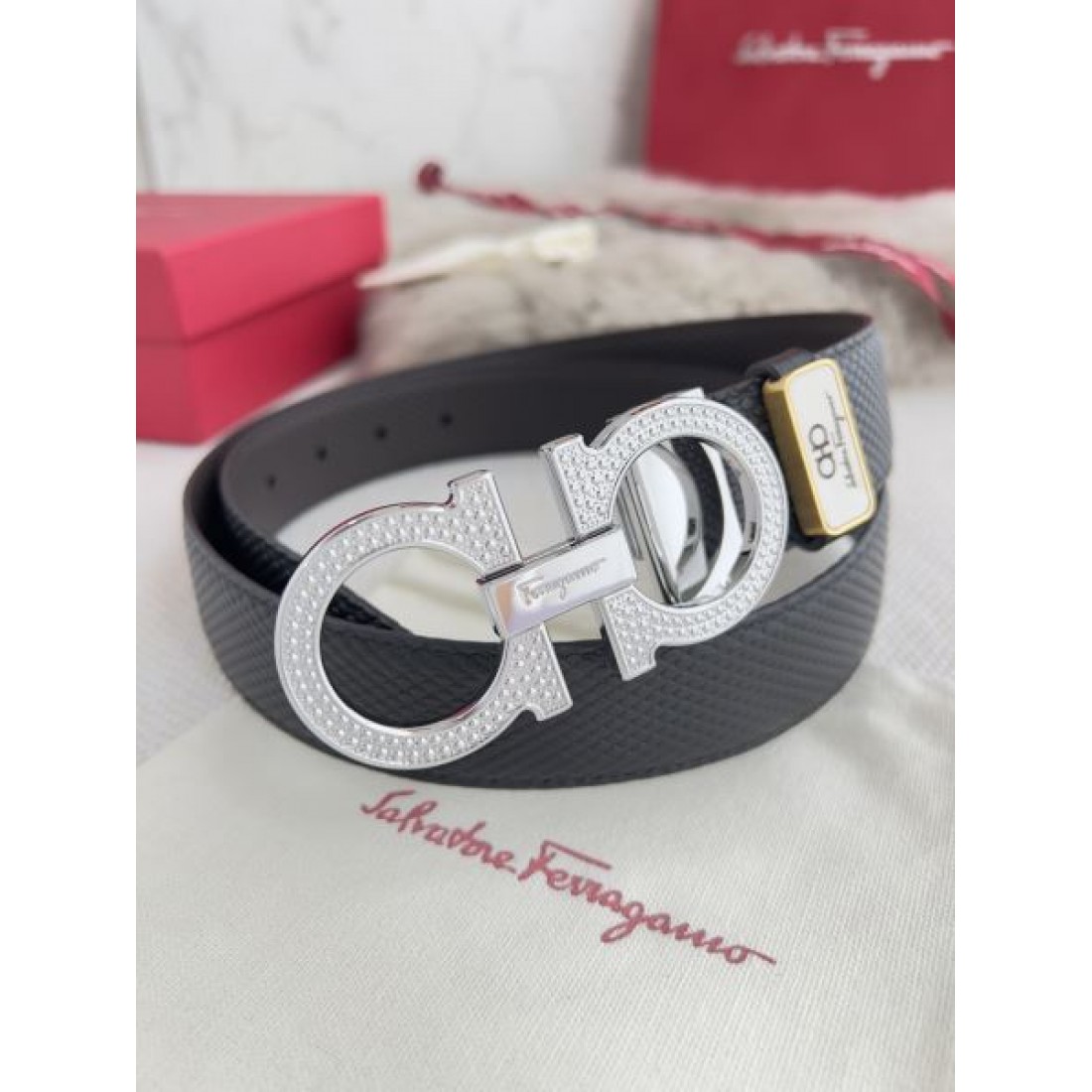 人気急上昇の FERRAGAMO フェラガモ コピー ベルト 贅沢で個性的なデザイン