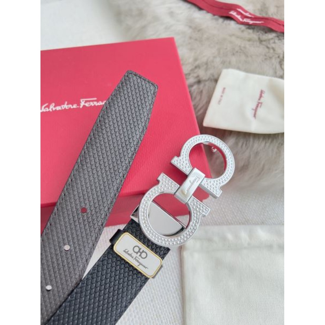 人気急上昇の FERRAGAMO フェラガモ コピー ベルト 贅沢で個性的なデザイン