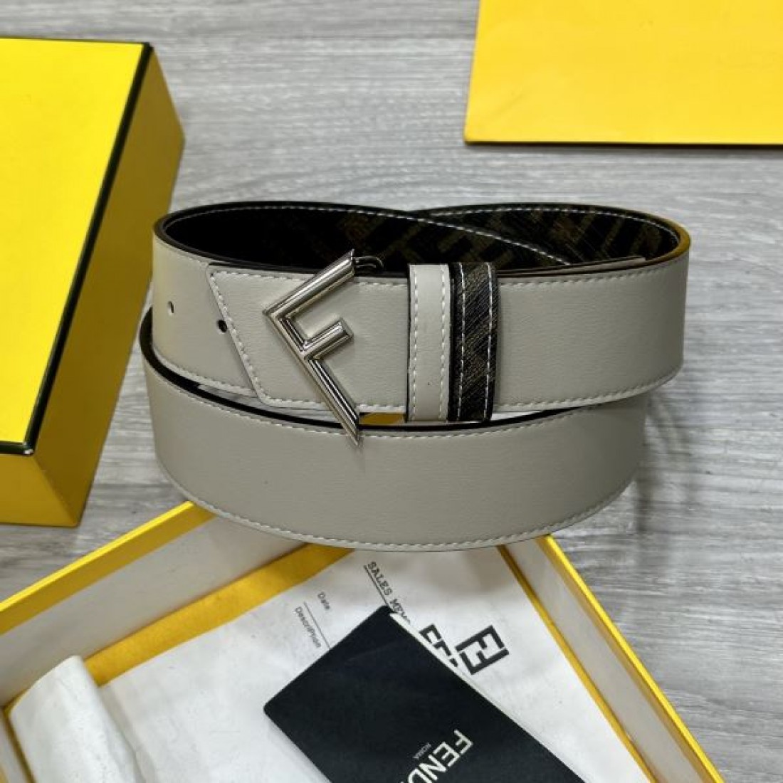 トレンド感あふれる フェンディ コピー ベルト FENDI 華やかで印象的な