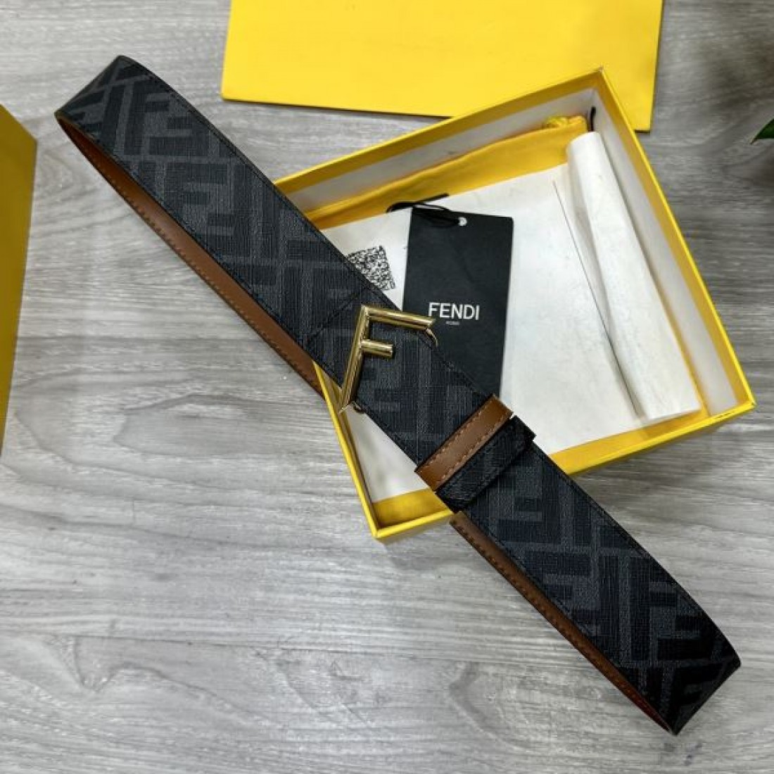 洗練された雰囲気ただよう FENDI フェンディ コピー ベルト 魅惑的なアクセント