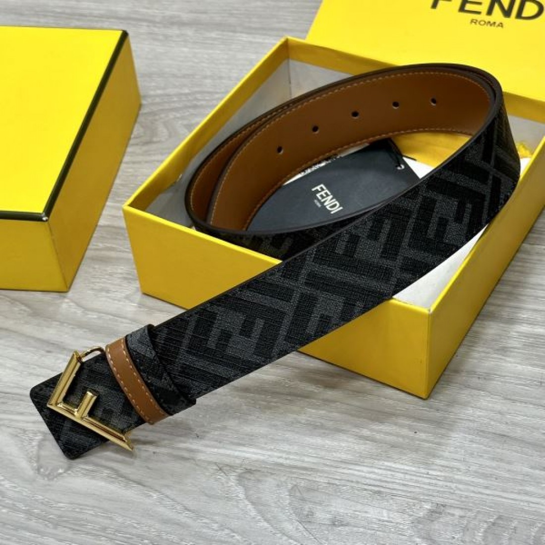 洗練された雰囲気ただよう FENDI フェンディ コピー ベルト 魅惑的なアクセント