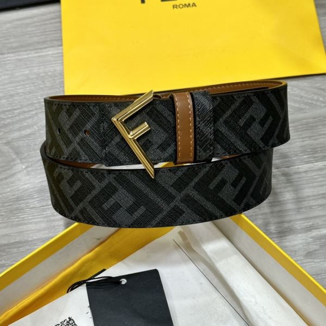 洗練された雰囲気ただよう FENDI フェンディ コピー ベルト 魅惑的なアクセント