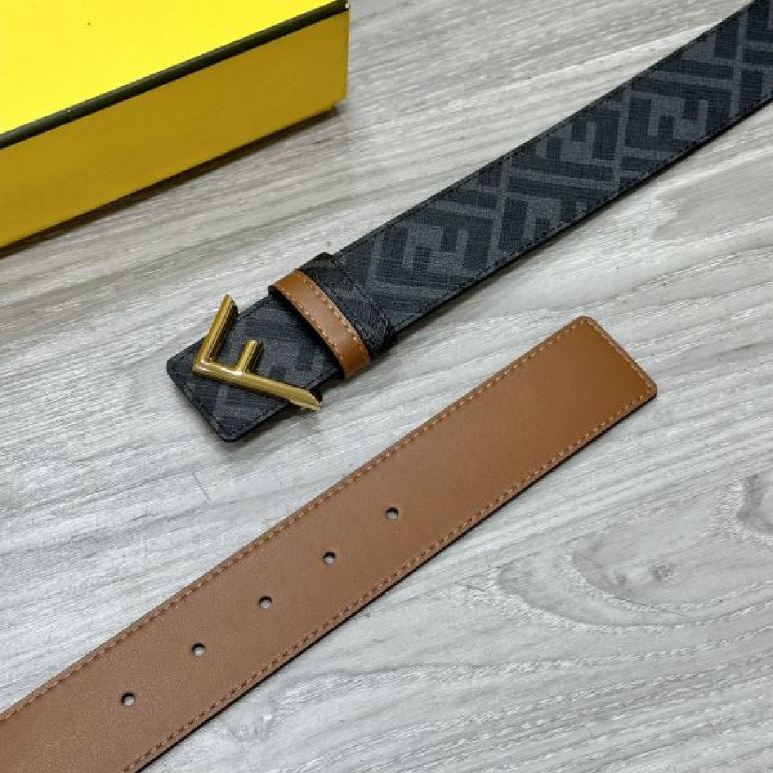 洗練された雰囲気ただよう FENDI フェンディ コピー ベルト 魅惑的なアクセント