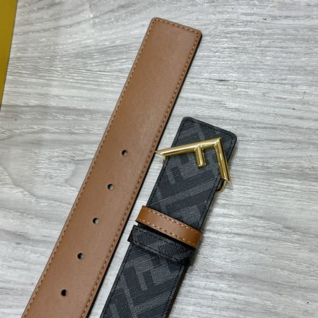 洗練された雰囲気ただよう FENDI フェンディ コピー ベルト 魅惑的なアクセント