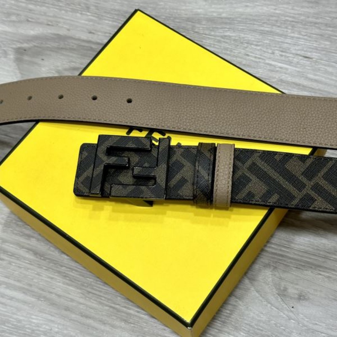 トレンド感満載の FENDI フェンディ スーパーコピー ベルト 上質で華やか