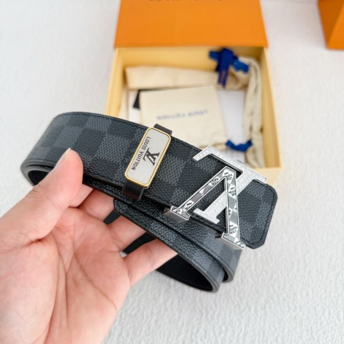  大人の魅力を引き立てる LOUIS VUITTON ルイ ヴィトン コピー ベルト 魅惑的な一品