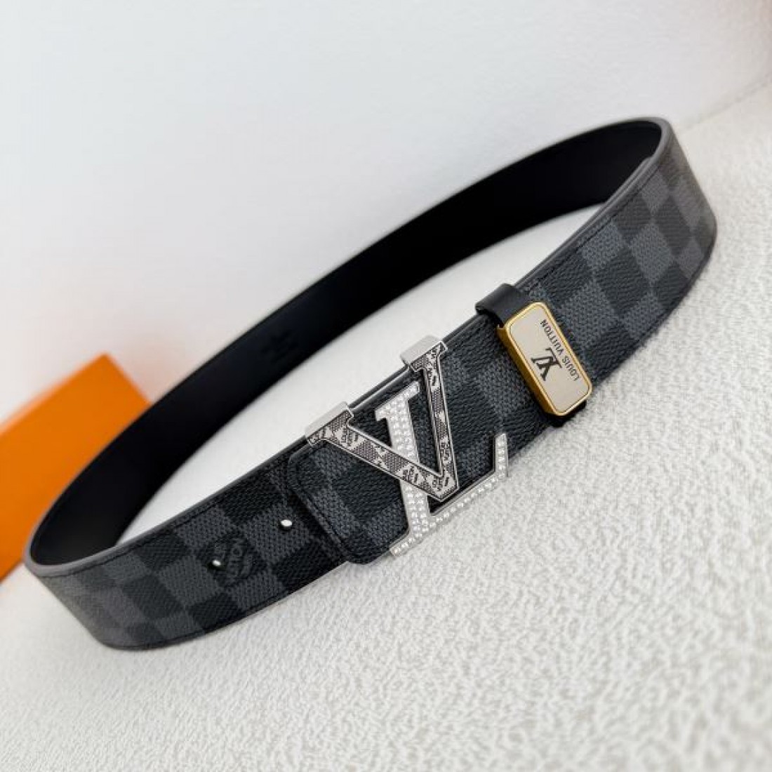  大人の魅力を引き立てる LOUIS VUITTON ルイ ヴィトン コピー ベルト 魅惑的な一品